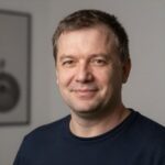 Довольный клиент SlotQQ, изучивший условия вейджера для получения ежедневных бесплатных вращений в слотах