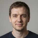 Улыбающийся эксперт SlotQQ подтверждает профессиональный и беспристрастный подход к анализу ежедневных бесплатных спинов